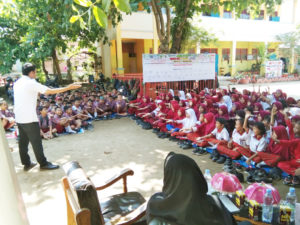 Mahasiswa KKN UNM gandeng BNNK Polman Lakukan Sosialisasi Bahaya Penyalahgunaan Narkoba pada Siswa SDN 017 Manding