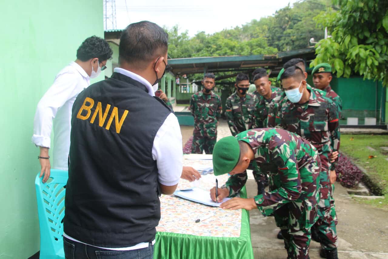 Sosialisasi dan Tes Urine pada Anggota TNI-AD YONIF 721/MKS Sosialisasi danTes Urine pada Anggota TNI-AD YONIF 721/MKS
