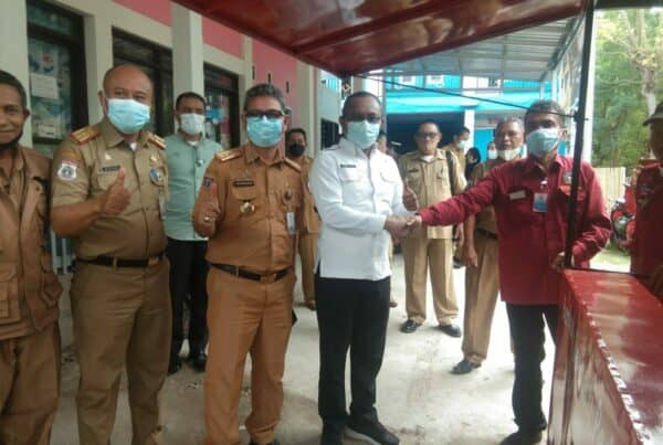 Penyerahan Bantuan Gerobak Baca oleh ketua pusat Kegiatan Belajar Masyarakat (PKBM) Putra Kembar Kepada Kepala BNNK Polewali Mandar