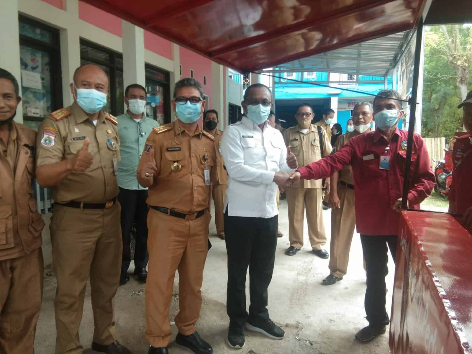 Penyerahan Bantuan Gerobak Baca oleh ketua pusat Kegiatan Belajar Masyarakat (PKBM) Putra Kembar Kepada Kepala BNNK Polewali Mandar Penyerahan Bantuan Gerobak Baca oleh ketua pusat Kegiatan Belajar Masyarakat (PKBM) Putra Kembar Kepada Kepala BNNK Polewali Mandar