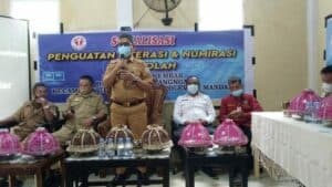 Penyerahan Bantuan Gerobak Baca oleh ketua pusat Kegiatan Belajar Masyarakat (PKBM) Putra Kembar Kepada Kepala BNNK Polewali Mandar