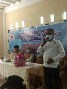 Penyerahan Bantuan Gerobak Baca oleh ketua pusat Kegiatan Belajar Masyarakat (PKBM) Putra Kembar Kepada Kepala BNNK Polewali Mandar
