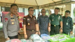 Pemusnahan Barang Bukti Perkara Tindak Pidana Umum Yang Berkekuatan Hukum Inchracht Oleh Kejari Polewali Mandar* Pada 16 November 2022, Pukul. 10.30 WITA, bertempat di Halaman Kantor Kejaksaan Negeri Polewali Mandar, Jln. Mr. Muh. Yamin, Kel. Madatte, Kec. Polewali, Kab. Polman, Prov. Sulbar, telah dilaksanakan Pemusnahan Barang Bukti Perkara Tindak Pidana Umum yang sudah berkekuatan hukum tetap (inkhracht) tahun 2022 yang dihadiri sekitar 10 orang diantaranya, Zulkifli Said, SH.,MH (Kajari Kab. Polman), Syabri Syam,S.Pd,M.Si (Kepala BNNK Polman),Letkol Czi Masni Etha Yanurianedhi, M.Tr (Dandim 1402 Polman), AKBP Agung Budi Leksono (Kapolres Polman), Abd. Waris (Kalapas Polewali), Hamzah Syamsuddin (Wakil Ketua III DPRD Kab. Polman), Fachrianto Hanif (Mewakili Ketua PN Polewali), Amir Bachtiar (Koordinator Bidang Kesra Pemkab Polman), dan seluruh kasi, kasubsi dan staf pada seksi barang bukti Kejari Polman. Sehubungan dengan hal tersebut, dilaporkan sebagai berikut : 1. Barang bukti yang dilakukan pemusnahan oleh Kejaksaan Negeri Polewali Mandar meliputi, barang bukti perkara, yaitu: a. Tindak Pidana Umum lainnya (TPUL), yaitu perkara Narkotika sebanyak 93 (sembilan puluh tiga) perkara, dengan jumlah berat barang bukti narkotika jenis sabu-sabu yaitu 400,8594 gram (empat ratus delapan ribu lima ratus sembilan puluh empat). Barang Bukti lainnya terkait Perkara narkotika antara lain : Bong, Pipet Pireks, Korek Api, Handphone, timbangan digital. b. Tindak Pidana Orang dan Harta Benda (Oharda), sebanyak 8 (delapan) perkara pidana yang antara lain berupa senjata tajam seperti pisau, keris, parang, badik dengan berbagai ukuran, berbagai jenis pakaian berupa celana, baju, jilbab, jaket dan barang bukti lainnya. c. Tindak Pidana ketertiban umum dan tindak pidana umum lainnya sebanyak 15 (lima belas) perkara yang antara lain berbagai jenis pakaian perkara asusila, buku rekening, ATM dan alat peraga judi lainnya dan beberapa perangkat internet, HP, tas, sarung, karung dan barang bukti lainnya. d. Pemusnahan barang bukti dilakukan dengan cara, untuk barang bukti narkotika jenis sabu-sabu dibelender setelah itu dibuang kedalam baskom dan disiram air, barang bukti berupa senjata tajam dipotong menggunakan gurinda, Handphone dipecah dengan menggunakan palu sedangkan barang bukti lain dibakar didalam tong pembakaran sampah. e. Dalam kegiatan pemusnahan barang bukti tersebut Kepala Kejaksaan Negeri Polewali Mandar menyampaikan bahwa barang bukti yang telah dimusnahkan merupakan barang bukti yang telah berkekuatan hukum tetap (inkracht) dan harapannya memberi efek jera bagi pelaku tindak pidana di wilayah hukum Polewali Mandar sekaligus sebagai preventif bagi masyarakat Kabupaten Polewali Mandar akan tertib aturan dan hukum yang berlaku. 2. Pukul. 11.00 WITA, Pemusnahan barang bukti pada Kejaksaan Negeri Polewali Mandar berjalan lancar dan aman terkendali. Catatan : – Berdasarkan keputusan majelis hakim, pemusnahan barang bukti tindak pidana umum yang dilaksanakan oleh Kejaksaan Negeri Kab. Polman sudah berkekuatan hukum tetap (inchracht) yang harus di musnahkan