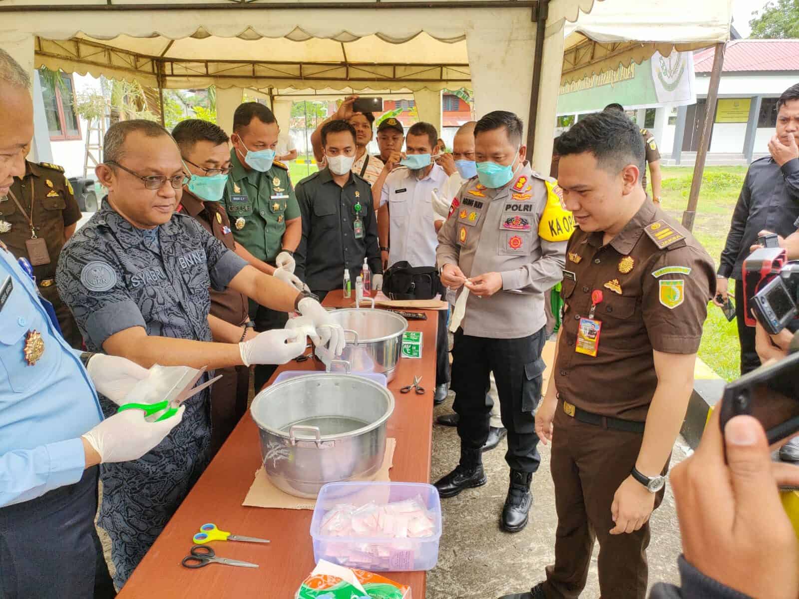 Pemusnahan Barang Bukti Perkara Tindak Pidana Umum Yang Berkekuatan Hukum Inchracht Oleh Kejari Polewali Mandar Pemusnahan Barang Bukti Perkara Tindak Pidana Umum Yang Berkekuatan Hukum Inchracht Oleh Kejari Polewali Mandar* Pada 16 November 2022, Pukul. 10.30 WITA, bertempat di Halaman Kantor Kejaksaan Negeri Polewali Mandar, Jln. Mr. Muh. Yamin, Kel. Madatte, Kec. Polewali, Kab. Polman, Prov. Sulbar, telah dilaksanakan Pemusnahan Barang Bukti Perkara Tindak Pidana Umum yang sudah berkekuatan hukum tetap (inkhracht) tahun 2022 yang dihadiri sekitar 10 orang diantaranya, Zulkifli Said, SH.,MH (Kajari Kab. Polman), Syabri Syam,S.Pd,M.Si (Kepala BNNK Polman),Letkol Czi Masni Etha Yanurianedhi, M.Tr (Dandim 1402 Polman), AKBP Agung Budi Leksono (Kapolres Polman), Abd. Waris (Kalapas Polewali), Hamzah Syamsuddin (Wakil Ketua III DPRD Kab. Polman), Fachrianto Hanif (Mewakili Ketua PN Polewali), Amir Bachtiar (Koordinator Bidang Kesra Pemkab Polman), dan seluruh kasi, kasubsi dan staf pada seksi barang bukti Kejari Polman. Sehubungan dengan hal tersebut, dilaporkan sebagai berikut : 1. Barang bukti yang dilakukan pemusnahan oleh Kejaksaan Negeri Polewali Mandar meliputi, barang bukti perkara, yaitu: a. Tindak Pidana Umum lainnya (TPUL), yaitu perkara Narkotika sebanyak 93 (sembilan puluh tiga) perkara, dengan jumlah berat barang bukti narkotika jenis sabu-sabu yaitu 400,8594 gram (empat ratus delapan ribu lima ratus sembilan puluh empat). Barang Bukti lainnya terkait Perkara narkotika antara lain : Bong, Pipet Pireks, Korek Api, Handphone, timbangan digital. b. Tindak Pidana Orang dan Harta Benda (Oharda), sebanyak 8 (delapan) perkara pidana yang antara lain berupa senjata tajam seperti pisau, keris, parang, badik dengan berbagai ukuran, berbagai jenis pakaian berupa celana, baju, jilbab, jaket dan barang bukti lainnya. c. Tindak Pidana ketertiban umum dan tindak pidana umum lainnya sebanyak 15 (lima belas) perkara yang antara lain berbagai jenis pakaian perkara asusila, buku rekening, ATM dan alat peraga judi lainnya dan beberapa perangkat internet, HP, tas, sarung, karung dan barang bukti lainnya. d. Pemusnahan barang bukti dilakukan dengan cara, untuk barang bukti narkotika jenis sabu-sabu dibelender setelah itu dibuang kedalam baskom dan disiram air, barang bukti berupa senjata tajam dipotong menggunakan gurinda, Handphone dipecah dengan menggunakan palu sedangkan barang bukti lain dibakar didalam tong pembakaran sampah. e. Dalam kegiatan pemusnahan barang bukti tersebut Kepala Kejaksaan Negeri Polewali Mandar menyampaikan bahwa barang bukti yang telah dimusnahkan merupakan barang bukti yang telah berkekuatan hukum tetap (inkracht) dan harapannya memberi efek jera bagi pelaku tindak pidana di wilayah hukum Polewali Mandar sekaligus sebagai preventif bagi masyarakat Kabupaten Polewali Mandar akan tertib aturan dan hukum yang berlaku. 2. Pukul. 11.00 WITA, Pemusnahan barang bukti pada Kejaksaan Negeri Polewali Mandar berjalan lancar dan aman terkendali. Catatan : – Berdasarkan keputusan majelis hakim, pemusnahan barang bukti tindak pidana umum yang dilaksanakan oleh Kejaksaan Negeri Kab. Polman sudah berkekuatan hukum tetap (inchracht) yang harus di musnahkan